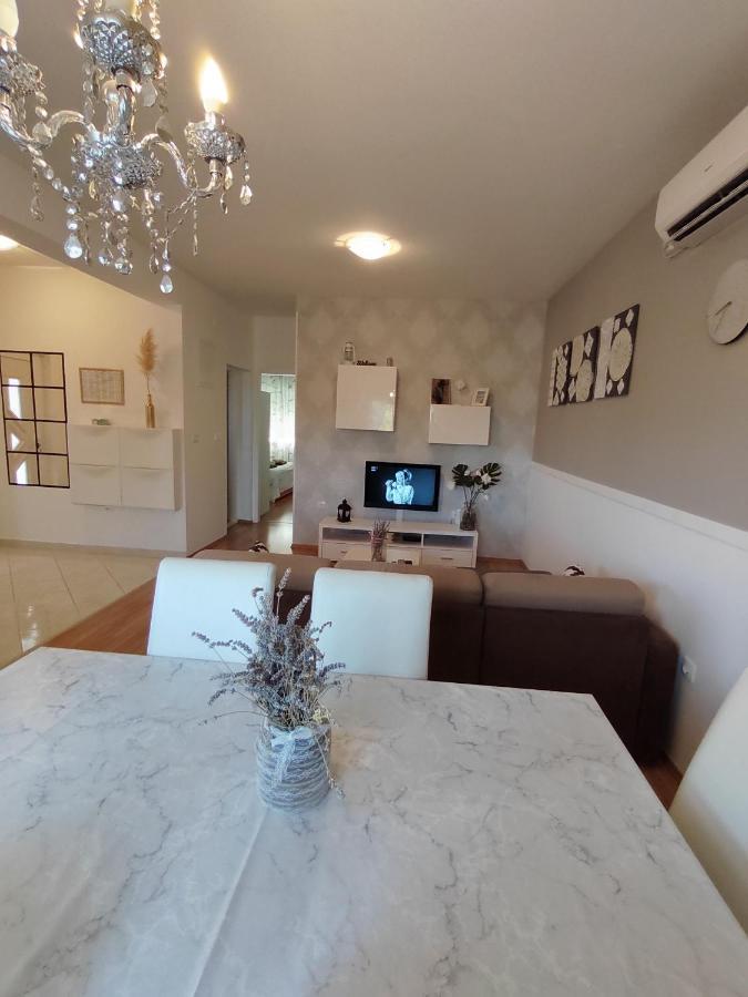 Apartments Karla I Ivano Mandre Luaran gambar